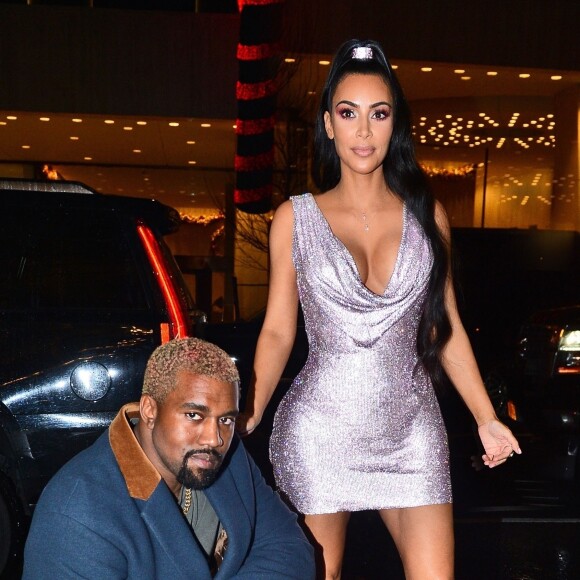 Kim Kardashian et son mari Kanye West arrivent à leur hôtel après avoir assisté au défilé de mode Versace à New York, le 2 décembre 2018