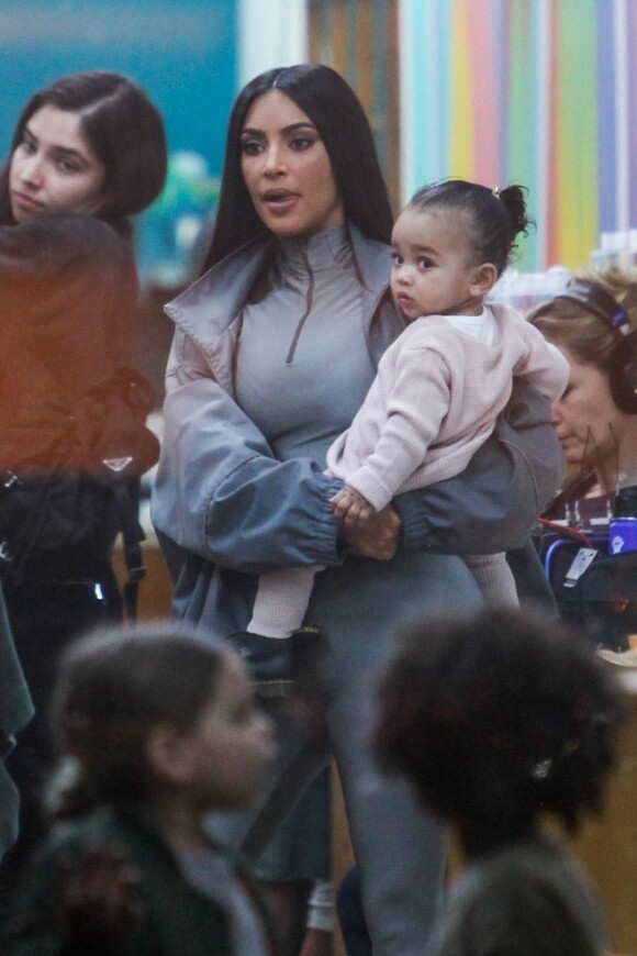 Exclusif - Kim Kardashian et son mari Kanye West emmènent leurs enfants Saint, North et Chicago chez Color Me Mine Ceramic faire de la peinture sur poterie à Calabasas, Los Angeles. Le 19 janvier 2019.
