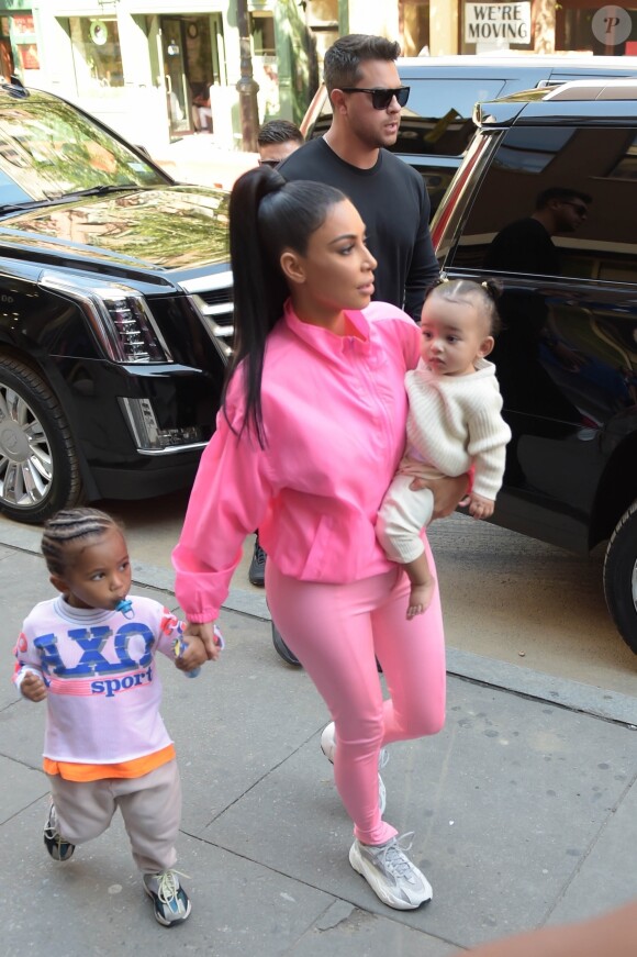 Kim Kardashian avec ses enfants Saint West et Chicago West - Kim Kardashian arrive avec ses enfants à la soirée SNL de son mari K. West & L. Pump à New York, le 29 septembre 2018.