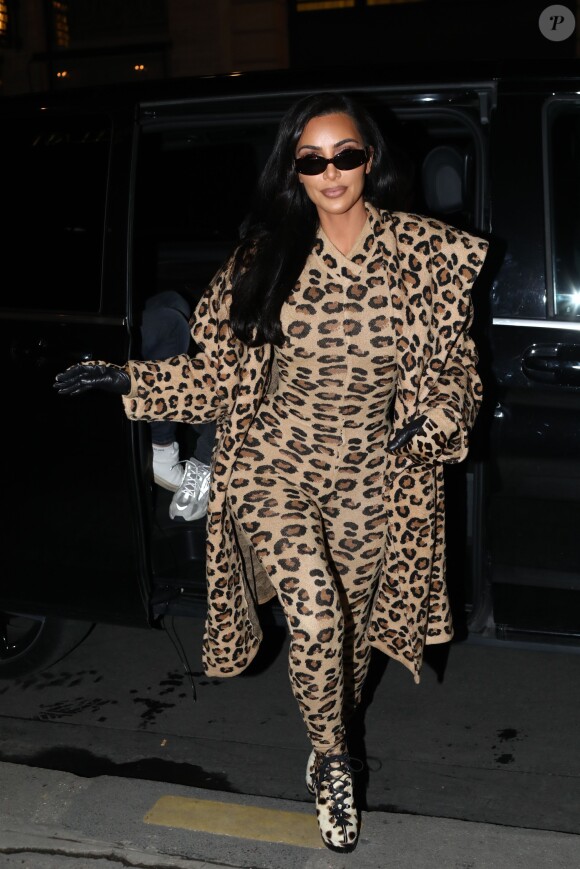 Kim Kardashian quitte le restaurant Ferdi pour se rendre au Costes, Paris le 5 Mars 2019.