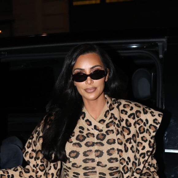 Kim Kardashian quitte le restaurant Ferdi pour se rendre au Costes, Paris le 5 Mars 2019.