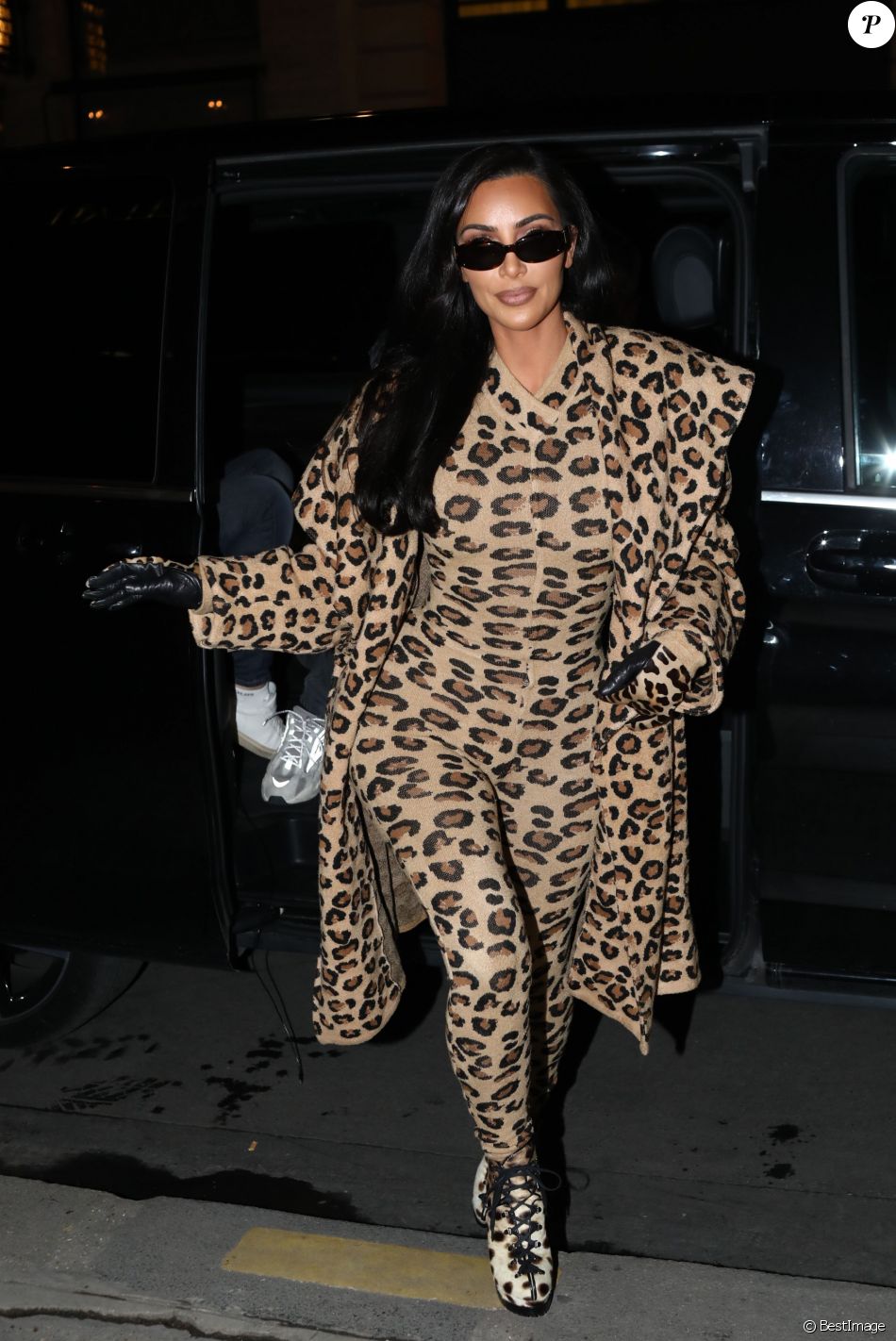 Kim Kardashian quitte le restaurant Ferdi pour se rendre au Costes
