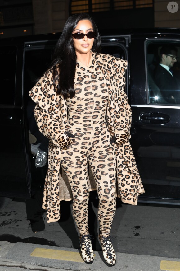 Kim Kardashian quitte le restaurant Ferdi pour se rendre au Costes, Paris le 5 Mars 2019 total look léopard ©Cyril Moreau/BestImage