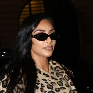 Kim Kardashian quitte le restaurant Ferdi pour se rendre au Costes, Paris le 5 Mars 2019 total look léopard ©Cyril Moreau/BestImage