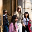Laeticia Hallyday récupère ses filles Jade et Joy chez le dentiste avenue Montaigne à Paris le 9 octobre 2018.