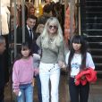 Laeticia Hallyday sort de la boutique Montaigne Market à Paris avec ses filles Jade et Joy le 9 octobre 2018.