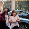Laeticia Hallyday récupère ses filles devant le domicile de son amie Anne Marcassus puis lui rend visite à Paris le 16 octobre 2018.