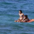 Exclusif - Jade et Joy Hallyday - Jade et Joy Hallyday prennent leur première leçon de surf sur la plage de Lorient avec leur mère Laeticia à Saint-Barthélemy, le 18 février 2019.