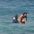 Exclusif - Jade Hallyday - Jade et Joy Hallyday prennent leur première leçon de surf sur la plage de Lorient avec leur mère Laeticia à Saint-Barthélemy, le 18 février 2019.