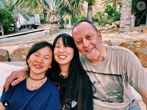 Jade Hallyday publie une photo d'elle avec sa petite soeur Joy et son parrain Jean Reno, prise lors de vacances à Saint-Barthélemy, sur Instagram, le 10 mars 2019.