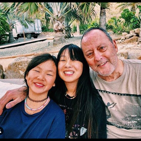 Jade Hallyday publie une photo d'elle avec sa petite soeur Joy et son parrain Jean Reno, prise lors de vacances à Saint-Barthélemy, sur Instagram, le 10 mars 2019.