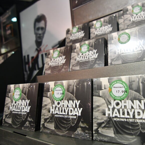 Mis en vente de l'album de Johnny Hallyday "Mon pays c'est l'amour" à la Fnac de Nice le 19 octobre 2018 © Lionel Urman/Bestimage