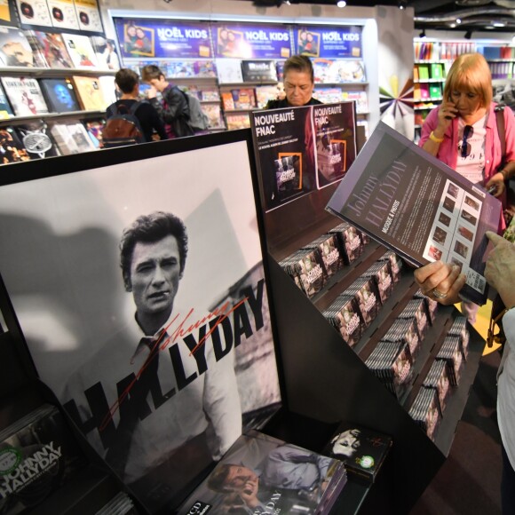 Mis en vente de l'album de Johnny Hallyday "Mon pays c'est l'amour" à la Fnac de Nice le 19 octobre 2018 © Lionel Urman/Bestimage