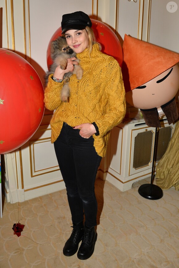 Camille Lou avec son chien Nuts - Goûter du Coeur du prix Clarins pour l'enfance organisé par Clarins, à l'hôtel Plaza Athénée à Paris, France, le 14 février 2018. © Veeren/Bestimage