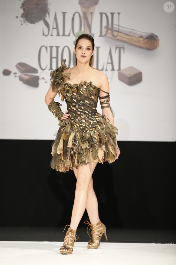 Camille Lou - Défilé du 23ème Salon du Chocolat à la Porte de Versailles à Paris. Le 27 octobre 2017 © Christophe Aubert via Bestimage