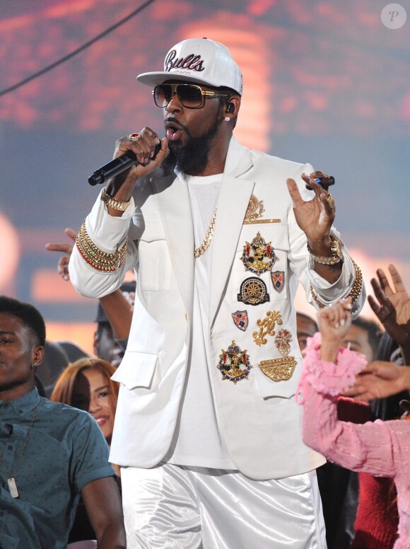 Le rappeur R. Kelly (Robert Sylvester Kelly), accusé d'agressions sexuelles, est lâché par Sony Music