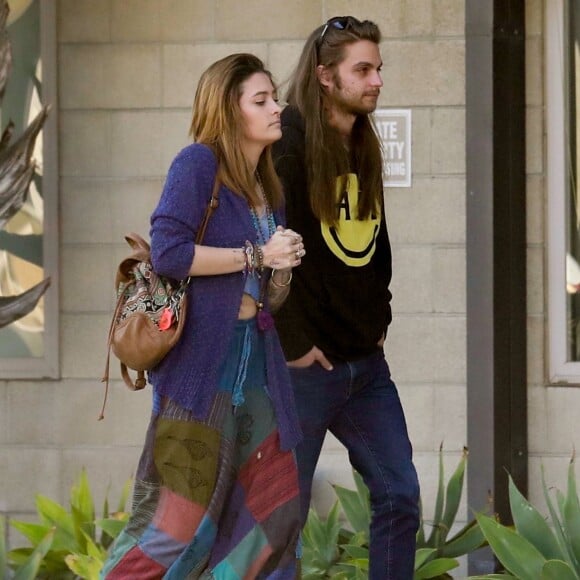 Exclusif - Paris Jackson et Gabriel Glenn marchent bras dessus, bras dessous à Los Angeles le 8 février 2019.