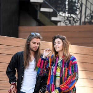 Exclusif - Paris Jackson et Gabriel Glenn sortent leur chien à Los Angeles le 6 février 2019.