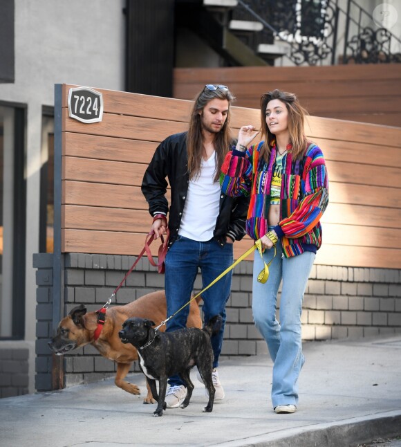 Exclusif - Paris Jackson et Gabriel Glenn sortent leur chien à Los Angeles le 6 février 2019.