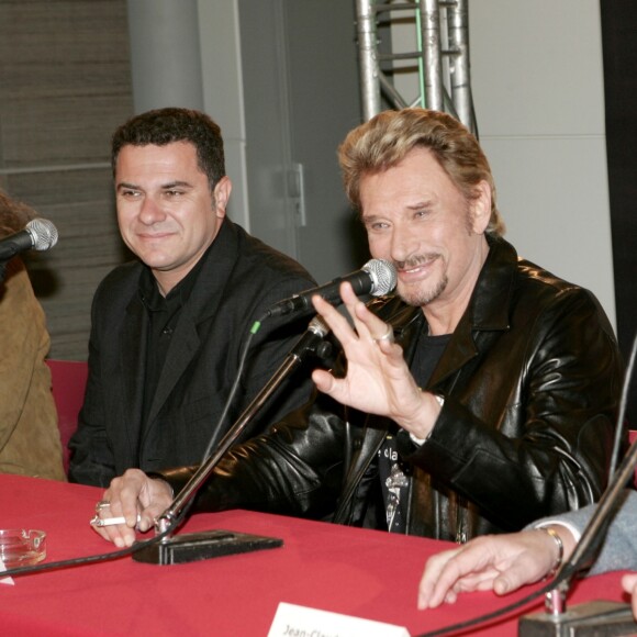 Thierry Chassagne, Johnny Hallyday et Jean-Claude Camus - Conférence de presse pour la tournée "Flashback Tour", à Bercy, le 31 mai 2006.