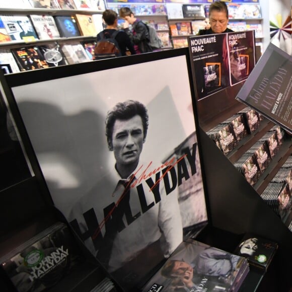 Mis en vente de l'album posthume de Johnny Hallyday "Mon pays c'est l'amour" à la Fnac de Nice le 19 octobre 2018 © Lionel Urman/Bestimage