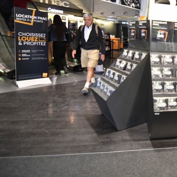 Mis en vente de l'album posthume de Johnny Hallyday "Mon pays c'est l'amour" à la Fnac de Nice le 19 octobre 2018 © Lionel Urman/Bestimage