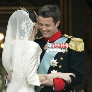 Le prince héritier Frederik de Danemark et la princesse Mary (Mary Donaldson) le 14 mai 2004 à Copenhague lors de leur mariage.