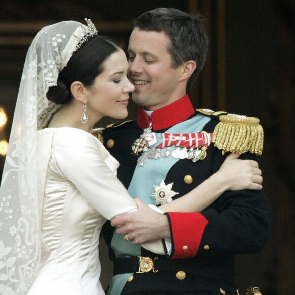 Le prince héritier Frederik de Danemark et la princesse Mary (Mary Donaldson) le 14 mai 2004 à Copenhague lors de leur mariage.