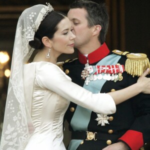 Le prince héritier Frederik de Danemark et la princesse Mary (Mary Donaldson) le 14 mai 2004 à Copenhague lors de leur mariage.