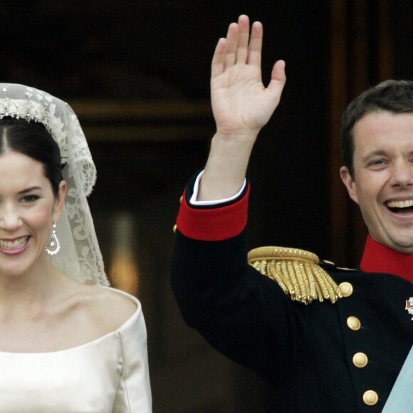 Le prince héritier Frederik de Danemark et la princesse Mary (Mary Donaldson) le 14 mai 2004 à Copenhague lors de leur mariage.