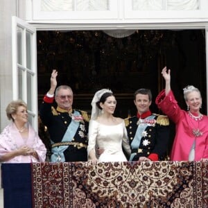 Le prince héritier Frederik de Danemark et la princesse Mary (Mary Donaldson) le 14 mai 2004 à Copenhague lors de leur mariage.