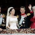  Le prince héritier Frederik de Danemark et la princesse Mary (Mary Donaldson) le 14 mai 2004 à Copenhague lors de leur mariage. 