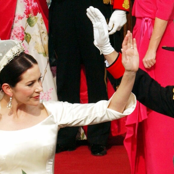 Le prince héritier Frederik de Danemark et la princesse Mary (Mary Donaldson) le 14 mai 2004 à Copenhague lors de leur mariage.