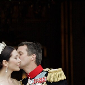 Le prince héritier Frederik de Danemark et la princesse Mary (Mary Donaldson) le 14 mai 2004 à Copenhague lors de leur mariage.