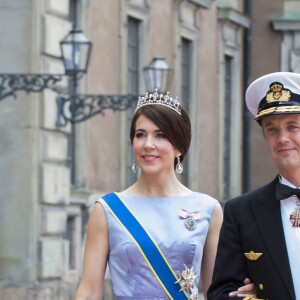 Le prince Frederik et la princesse Mary de Danemark au mariage du prince Carl Philip de Suède et Sofia Hellqvist à la chapelle du palais royal à Stockholm le 13 juin 2015