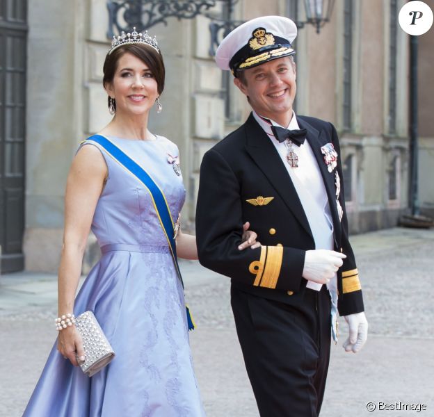 Le prince Frederik et la princesse Mary de Danemark au mariage du prince Carl Philip de Suède et Sofia Hellqvist à la chapelle du palais royal à Stockholm le 13 juin 2015