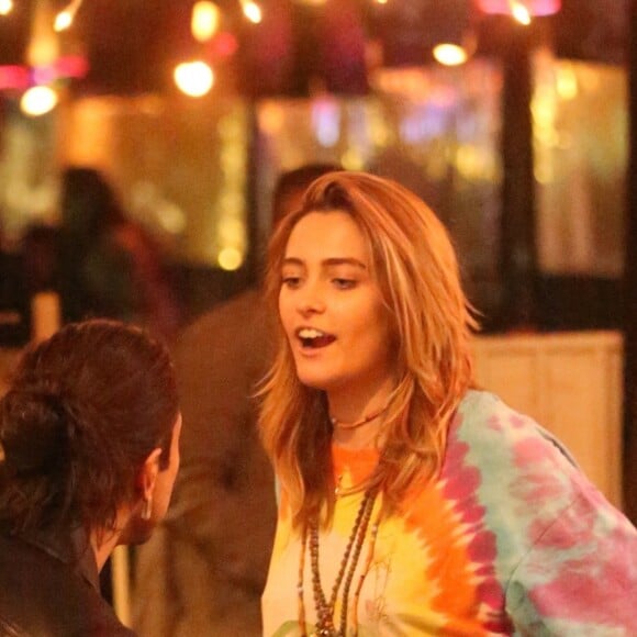 Paris Jackson quitte un bar avec un ami à West Hollywood ou elle a rencontré par hasard Andrei Gillott le 12 mars 2019