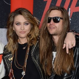 Paris Jackson et son compagnon Gabriel Glenn à l'avant-première du film Netflix "The Dirt" au cinéma ArcLight dans le quartier de Hollywood, à Los Angeles, le 18 mars 2019.