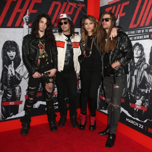 Paris Jackson, son compagnon Gabriel Glenn avec les membres de son groupe Trash Dogs à l'avant-première du film Netflix "The Dirt" au cinéma ArcLight dans le quartier de Hollywood, à Los Angeles, Californie, Etats-Unis, le 18 mars 2019.