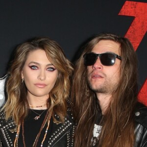 Paris Jackson, son compagnon Gabriel Glenn avec les membres de son groupe Trash Dogs à l'avant-première du film Netflix "The Dirt" au cinéma ArcLight dans le quartier de Hollywood, à Los Angeles, Californie, Etats-Unis, le 18 mars 2019.