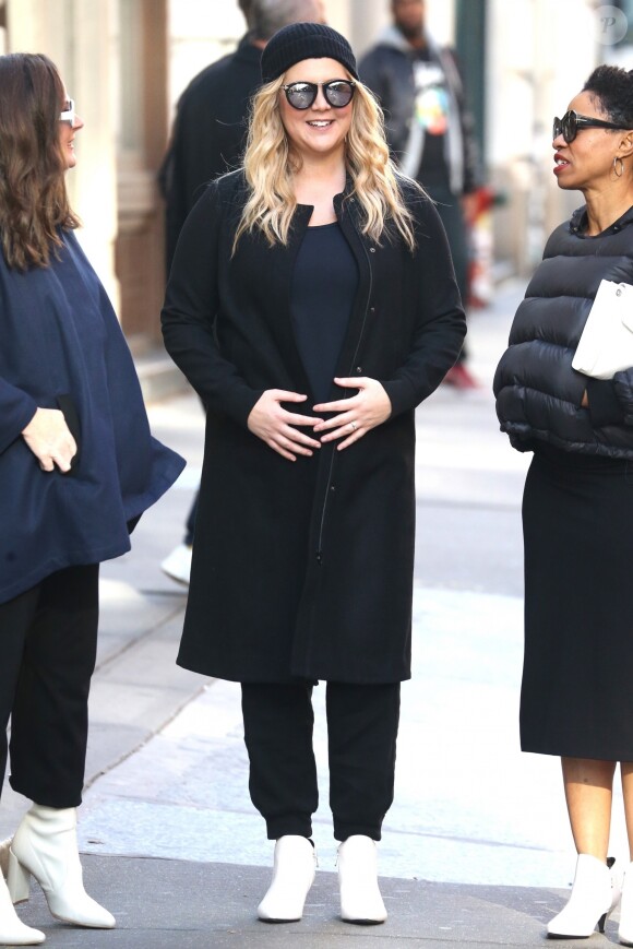 Amy Schumer, enceinte, se promène avec des amies à New York, le 25 octobre 2018.  Amy Schumer is out in New York. New York, October 25th, 2018.25/10/2018 - New York