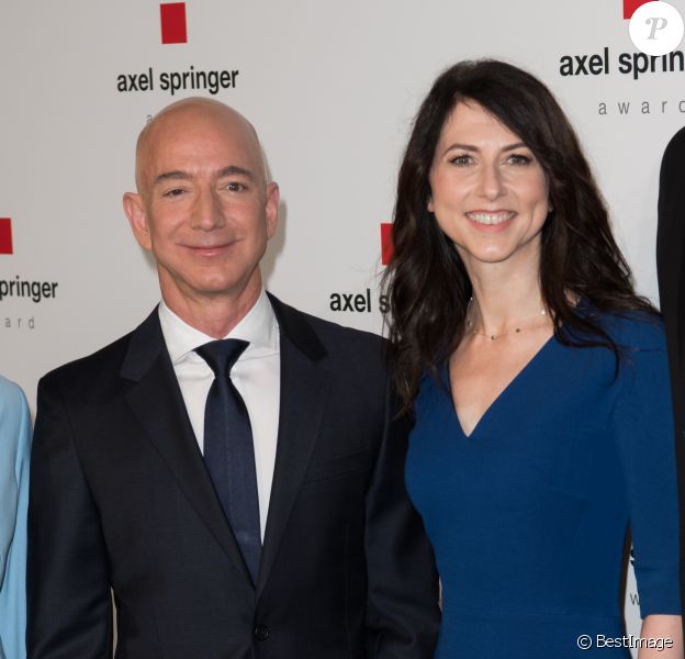 Jeffrey "Jeff" Bezos ( CEO Amazon.com ) avec sa femme Mackenzie Bezos - Les célébrités posent lors du photocall de la soirée "Axel Springer Award 2018" à Berlin le 24 avril 2018.