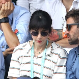 Nolwenn Leroy et son compagnon Arnaud Clément dans les tribunes des Internationaux de France de Tennis de Roland-Garros à Paris, le 10 juin 2018. © Dominique Jacovides - Cyril Moreau/Bestimage