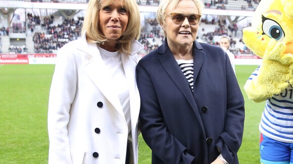 Brigitte Macron : Look casual chic pour une grande première avec Muriel Robin
