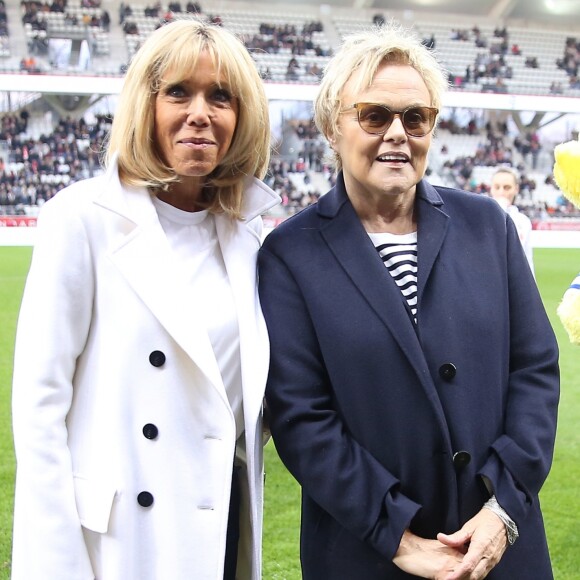 La Première Dame Brigitte Macron et l'actrice et humoriste Muriel Robin - La FFF, la ville de Reims, France 98 et Variété Club de France ont organisé un match de gala mixte pour l'égalité hommes-femmes afin de collecter des fonds pour la fondation des femmes et Femmes Relais 51 au stade Auguste-Delaune, à Reims, France, le 20 mars 2019. © Dominique Jacovides/Bestimage