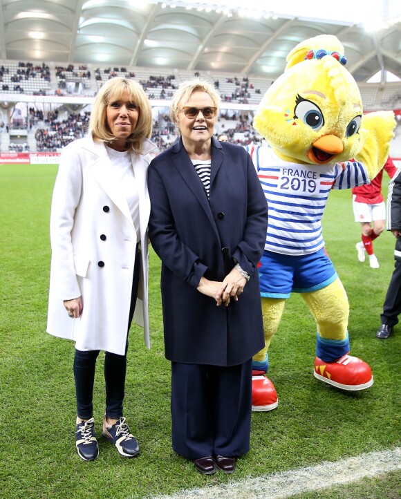 La Première Dame Brigitte Macron et l'actrice et humoriste Muriel Robin - La FFF, la ville de Reims, France 98 et Variété Club de France ont organisé un match de gala mixte pour l'égalité hommes-femmes afin de collecter des fonds pour la fondation des femmes et Femmes Relais 51 au stade Auguste-Delaune, à Reims, France, le 20 mars 2019.  © Dominique Jacovides/Bestimage