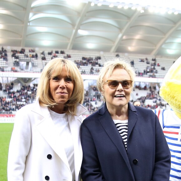 La Première Dame Brigitte Macron et l'actrice et humoriste Muriel Robin - La FFF, la ville de Reims, France 98 et Variété Club de France ont organisé un match de gala mixte pour l'égalité hommes-femmes afin de collecter des fonds pour la fondation des femmes et Femmes Relais 51 au stade Auguste-Delaune, à Reims, France, le 20 mars 2019.  © Dominique Jacovides/Bestimage