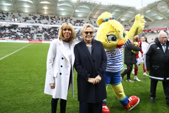La Première Dame Brigitte Macron et l'actrice et humoriste Muriel Robin - La FFF, la ville de Reims, France 98 et Variété Club de France ont organisé un match de gala mixte pour l'égalité hommes-femmes afin de collecter des fonds pour la fondation des femmes et Femmes Relais 51 au stade Auguste-Delaune, à Reims, France, le 20 mars 2019. © Dominique Jacovides/Bestimage