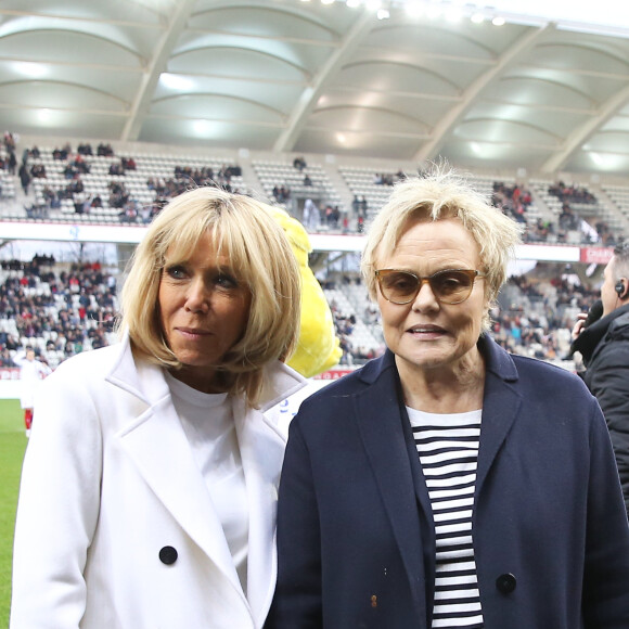 La Première Dame Brigitte Macron et l'actrice et humoriste Muriel Robin - La FFF, la ville de Reims, France 98 et Variété Club de France ont organisé un match de gala mixte pour l'égalité hommes-femmes afin de collecter des fonds pour la fondation des femmes et Femmes Relais 51 au stade Auguste-Delaune, à Reims, France, le 20 mars 2019. © Dominique Jacovides/Bestimage