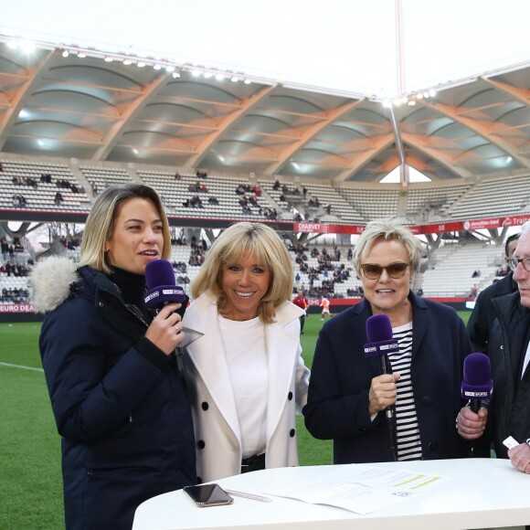 Anne-Laure Bonnet, La Première Dame Brigitte Macron, l'actrice et humoriste Muriel Robin et Jacques Vendroux - La FFF, la ville de Reims, France 98 et Variété Club de France ont organisé un match de gala mixte pour l'égalité hommes-femmes afin de collecter des fonds pour la fondation des femmes et Femmes Relais 51 au stade Auguste-Delaune, à Reims, France, le 20 mars 2019. © Dominique Jacovides/Bestimage